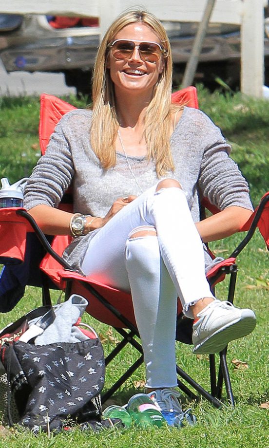Heidi Klum Emjoying The sun At Her Kids' Soccer Practice, 2013