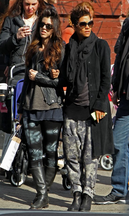 Halle Berry Out With A Friend Just After Announcing Her Pregnancy, 2013