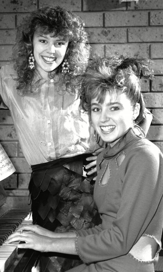 Kylie Minogue And Dannii Minogue Jam At The Piano. Old School.