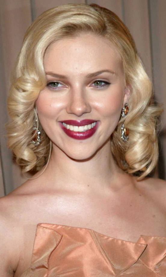 Scarlett Johansson Works Old School Hollywood Glamour At The Golden Globes, 2005