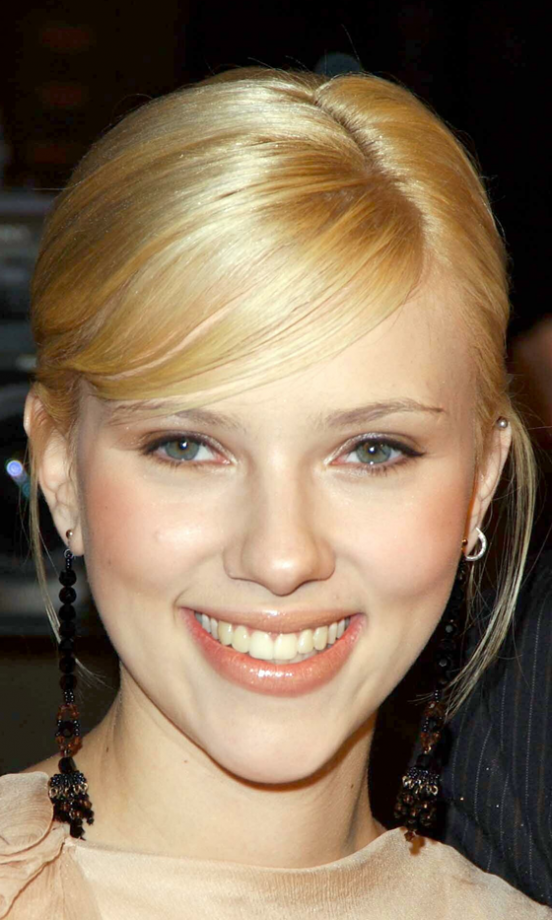 Scarlett Johansson Goes For A Simple Side Fringe Hairstyle At The 'Girl With A Pearl Earring' Premiere, 2003