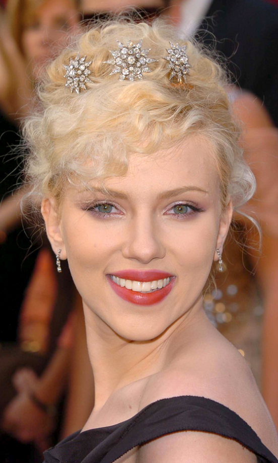 Scarlett Johansson Accessorises Her Wispy Blonde 'Do At The Oscars, 2005