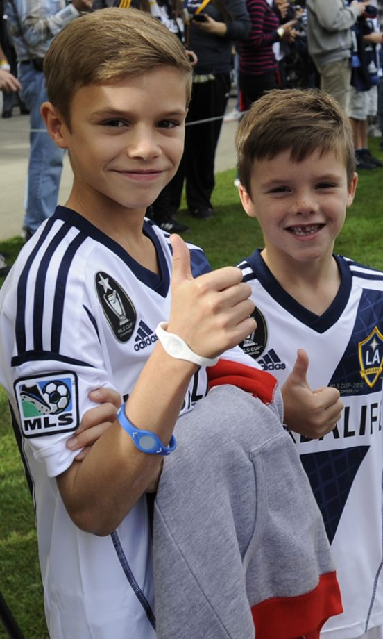 Romeo And Cruz Beckham: The Cheeky-Chop Brothers Give Our Gallery The Thumbs Up, Thanks Kids! 2012