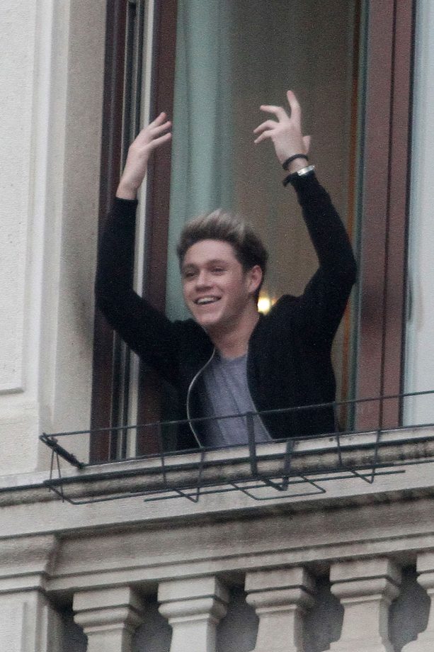 Niall Horan Encourages One Directioners To Cheers Outside His Milan Hotel