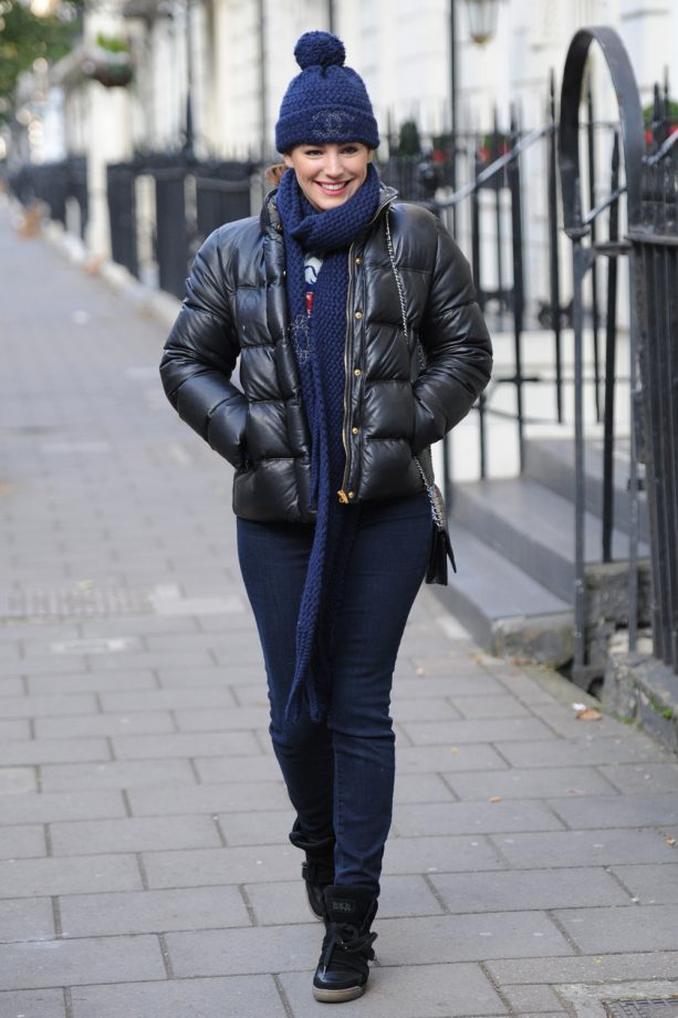 Kelly Brook Looks Cute In Matching Navy Accessories, 2013