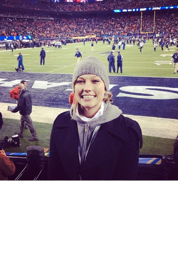 Karlie Kloss Flashes A Grin At The Super Bowl, 2014