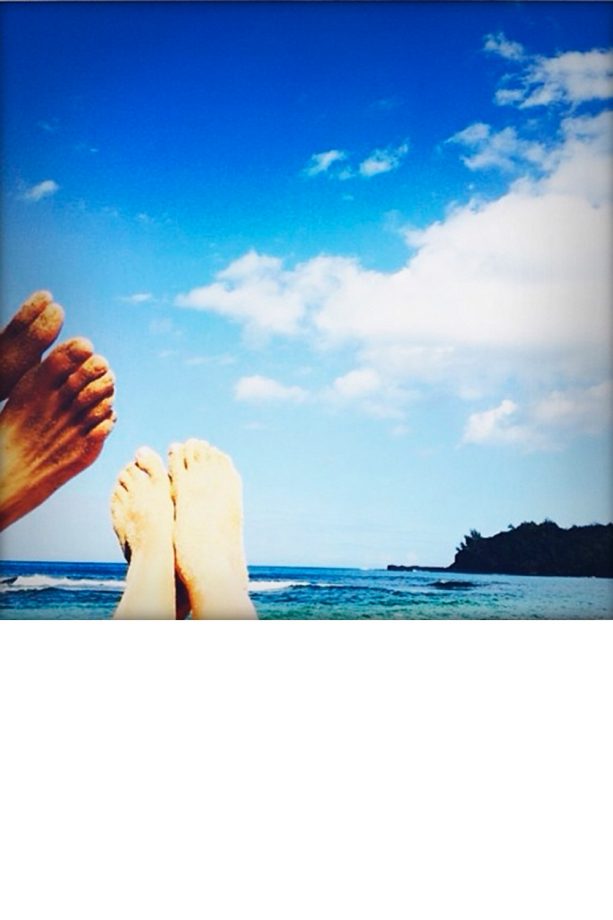 Rosie Huntington-Whiteley And Jason Statham Showed Us Their Sandy Feet From Hawaii, 2014
