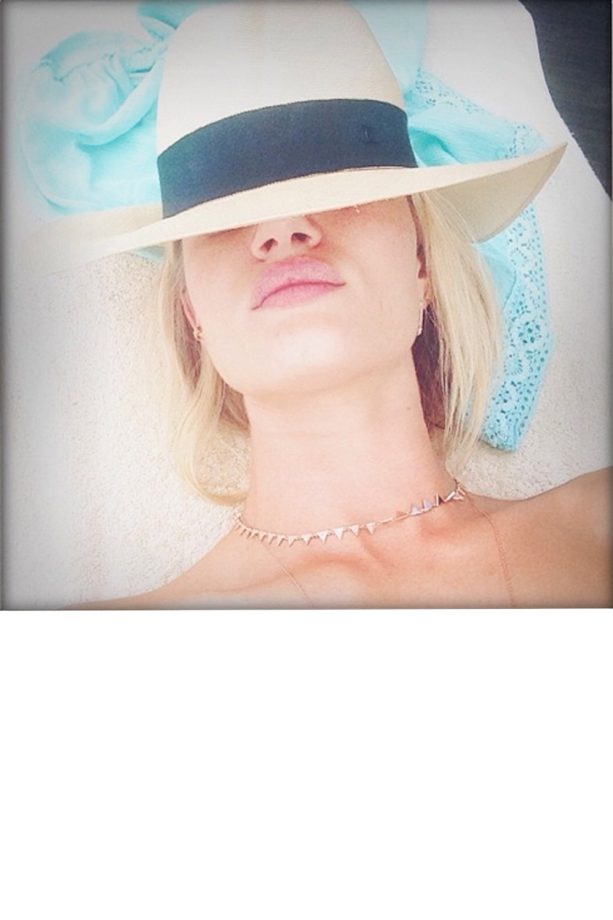 Rosie Huntington-Whiteley Soaks Up The Sun In Hawaii, 2014