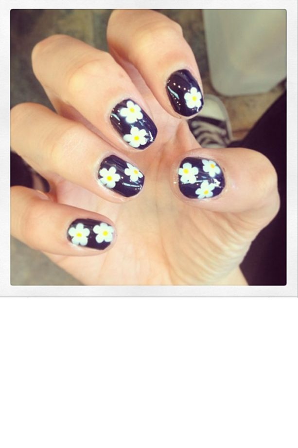 Alexa Chung's Pretty Daisy Nails, 2014