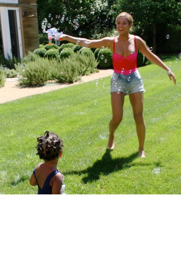 Beyoncé And Blue Ivy Reach For The Bubbles As They Soak Up The Sun, 2013