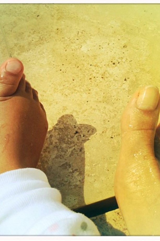 Beyonce Compares Her Big Toe Alongside A Baby Blue Ivy Toe, 2013