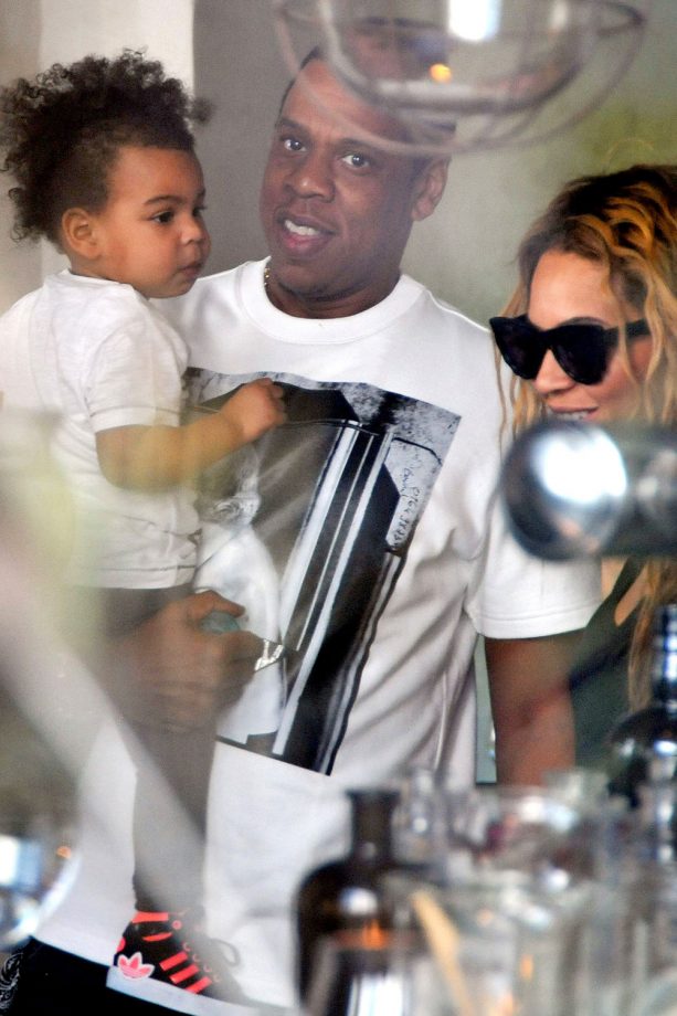The Family Enjoy Lunch In Paris Before Another Of Bey's Shows, 2013
