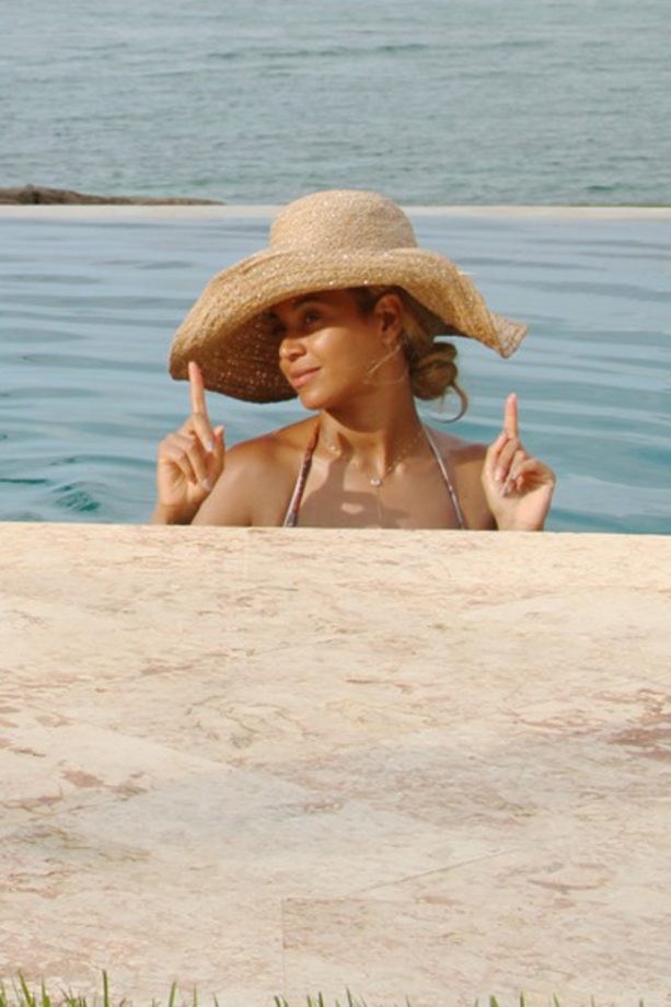 Beyoncé Proves She's Got Hot Holiday Style In A Floppy Sun Hat, 2014