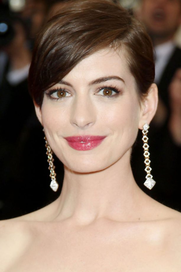 Anne Hathaway Flaunts Her Flawless Complexion At The Met Ball, 2014