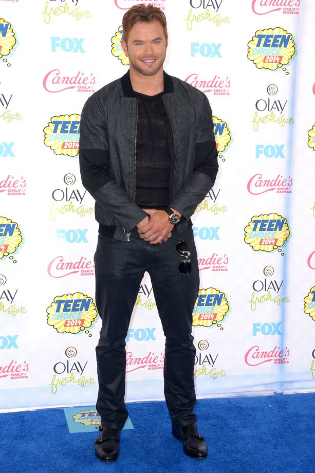 Kellan Lutz Rocks Bomber Jacket At The Teen Choice Awards, 2014