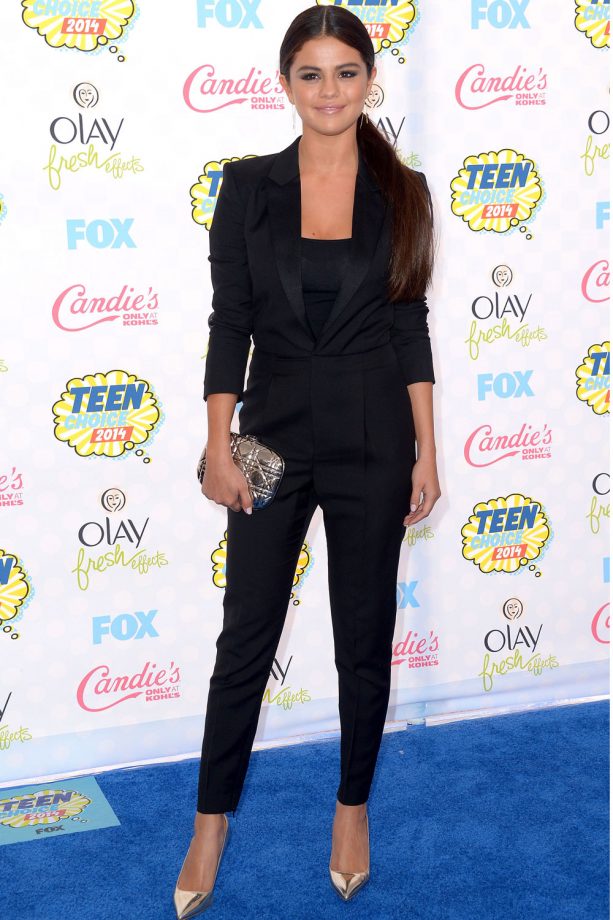 Selena Gomez Is Super-Chic In Black Tuxedo At The Teen Choice Awards, 2014