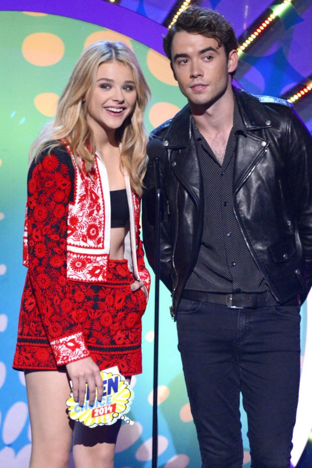 Chloe Moretz And Jamie Blackley Present An Award At The Teen Choice Awards, 2014