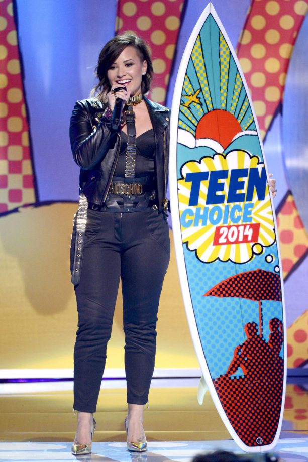 Demi Lovato Goes For Top-To-Toe Black At The Teen Choice Awards, 2014