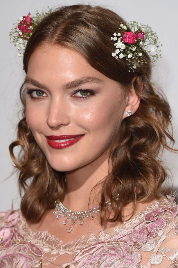 Arizona Muse Looks Ladylike In Floral Hair Clips At Women for Women International Gala, 2014