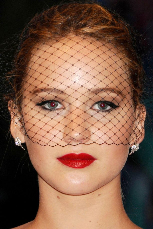 Jennifer Lawrence Rocks Retro-Style Veil At The Met Ball, 2013
