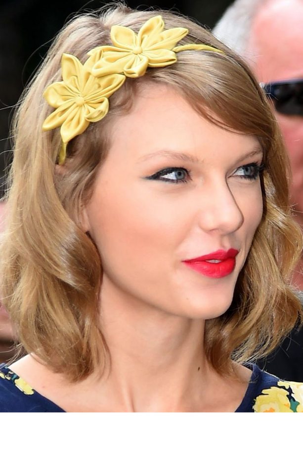 Taylor Swift Works Pretty Yellow Band Out And About In NYC, 2014