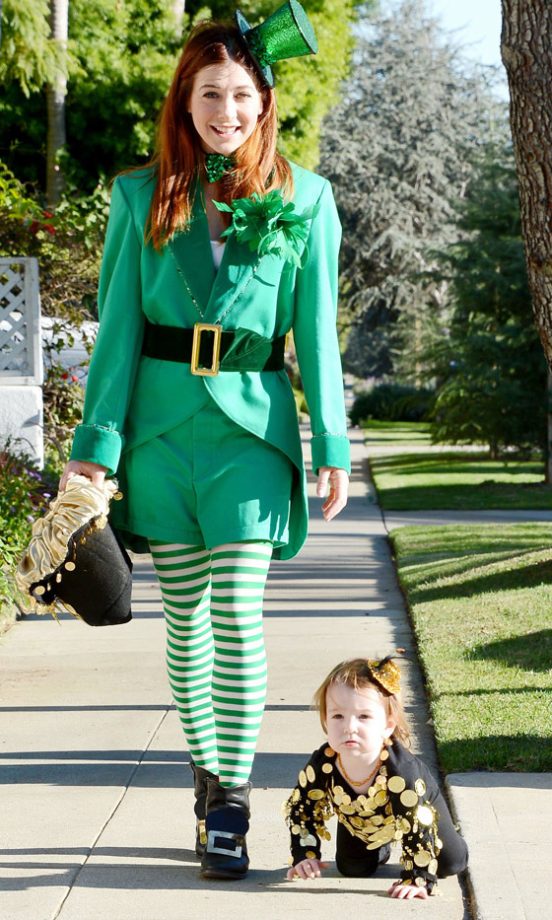 Alyson Hannigan Dresses Up As A Leprechaun Whilst Her Daughter Is A Gold Pot. Just Amazing, 2013