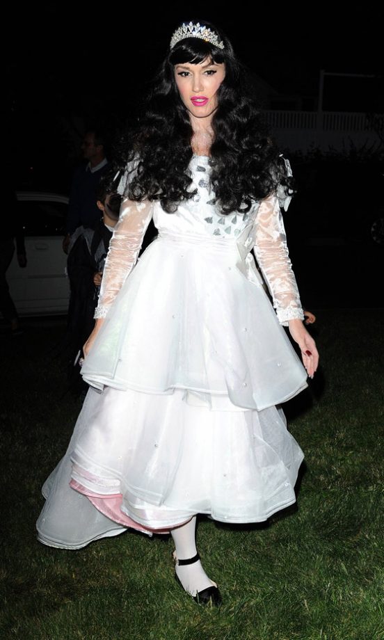 Gwen Stefani Does Zombie Bride Whilst Trick Or Treating With Her Family, 2013