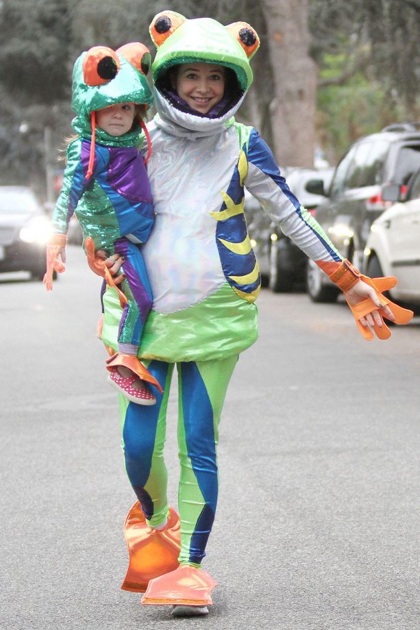 Alyson Hannigan And The Family Dress Up As Cute Frogs For Halloween, 2014