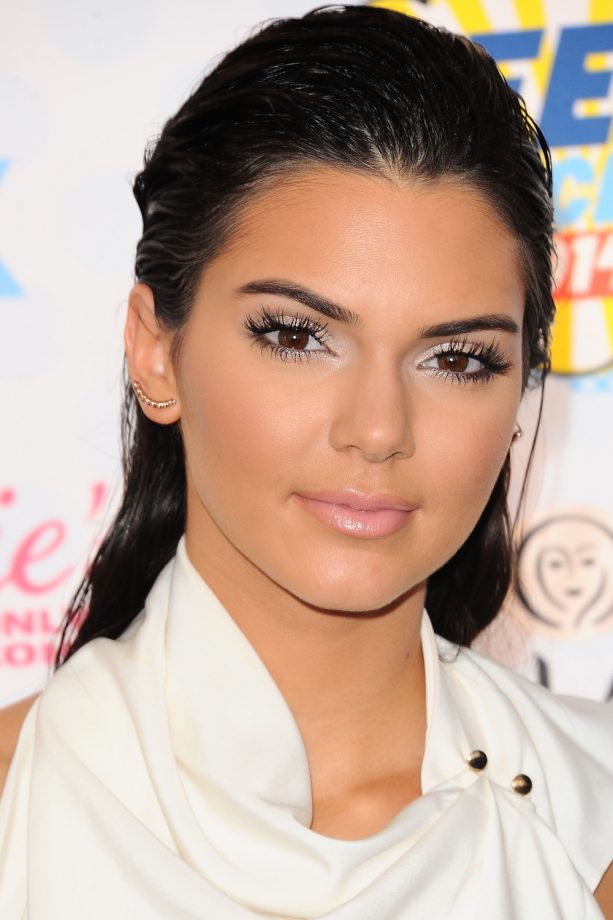Kendall Jenner Works A Wet-Look 'Do At The Teen Choice Awards, 2014