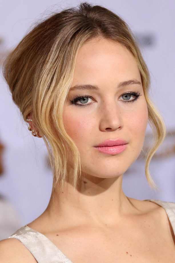 Jennifer Lawrence Does Easy Glamour At 'The Hunger Games: Mockingjay - Part 1' Film Premiere, 2014