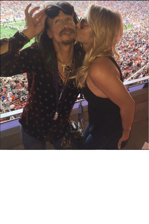 Britney Spears Gives Rocker Steve Tyler A Cheeky Peck On The Cheek, 2015