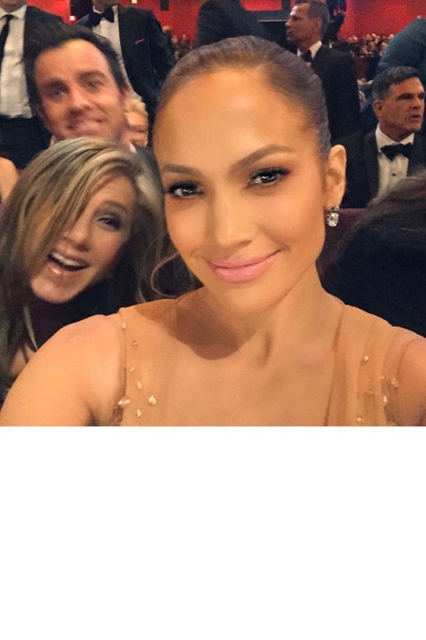 Jennifer Aniston Photo Bombs Jennifer Lopez At The Oscars, 2015