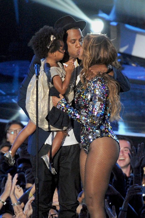 Beyonce And Jay Z Have A Family Embrace At The MTV Video Music Awards, 2014