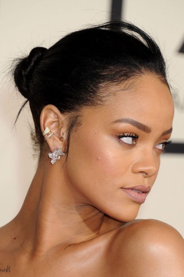 Rihanna Goes For A Simple Ballet Knot To Attend The Grammys, 2015