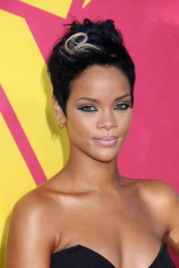 Rihanna Wears A Blonde Streak Through Her Hair To The MTV Video Music Awards, 2008