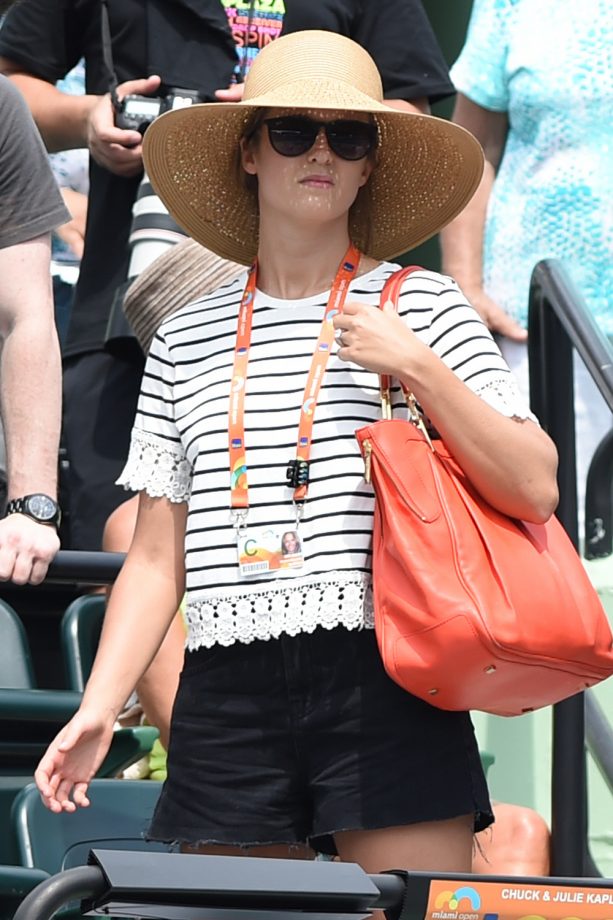Kim Sears Wears A Lace Trim Breton Top And Shorts To The Miami Open, 2015