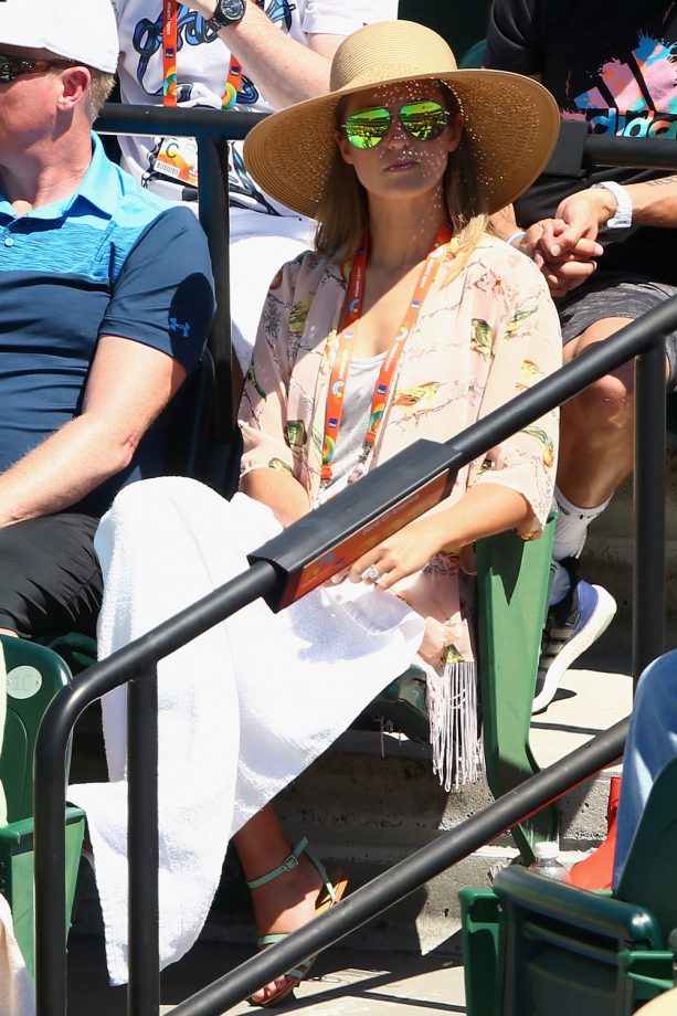 Kim Sears Wears Mirrored Sunglasses At The Miami Open Tennis, 2015