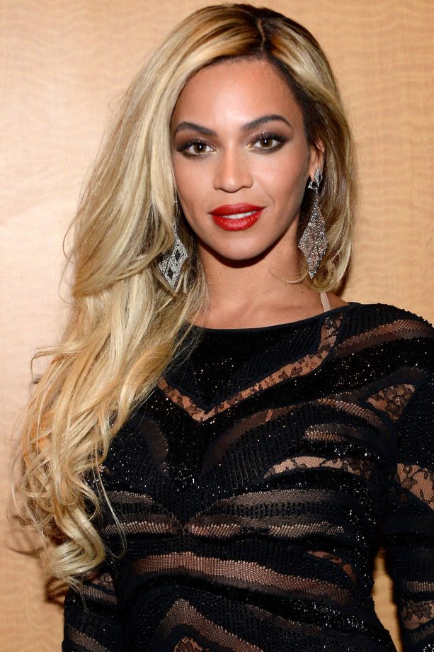 Beyoncé Twirls Her Soft Golden Tresses Into Curls