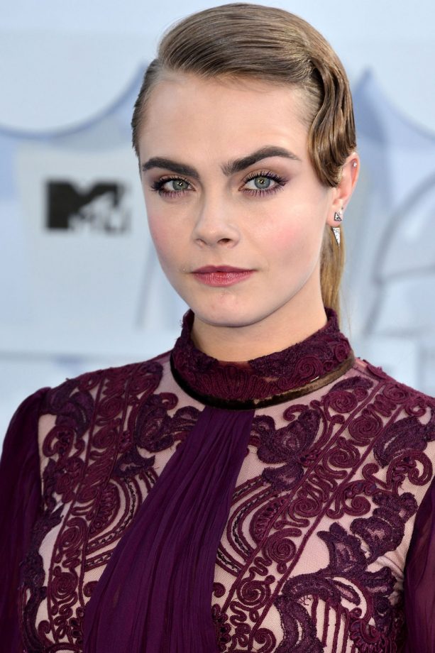 Cara Delevingne Has A Retro Updo At The MTV Movie Awards, 2015