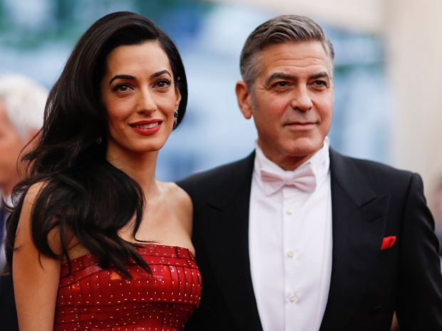 Amal Clooney (L) with George Clooney (R) at the 2015 Met Gala