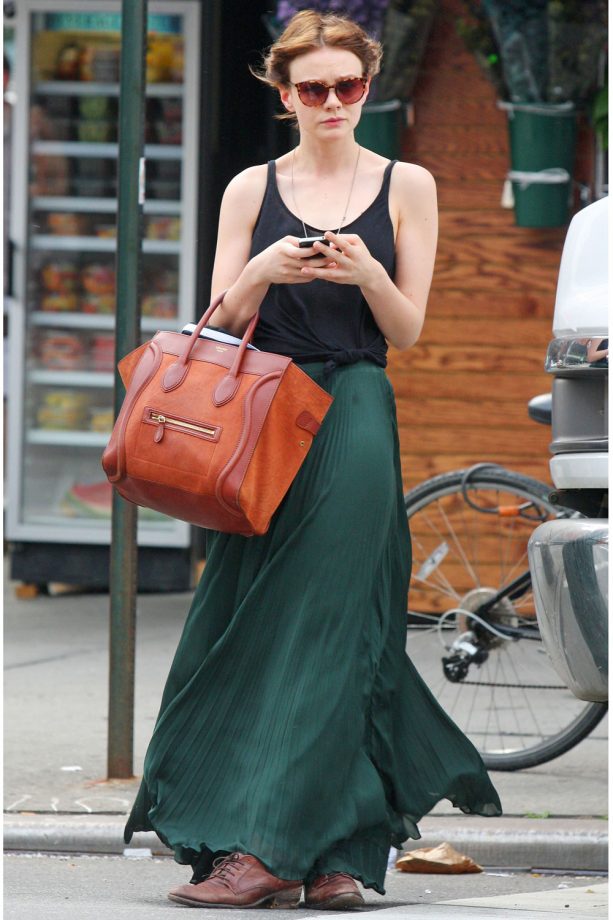 Carey Mulligan Oversized Tote Works Well With Her Emerald Green Maxi, 2011