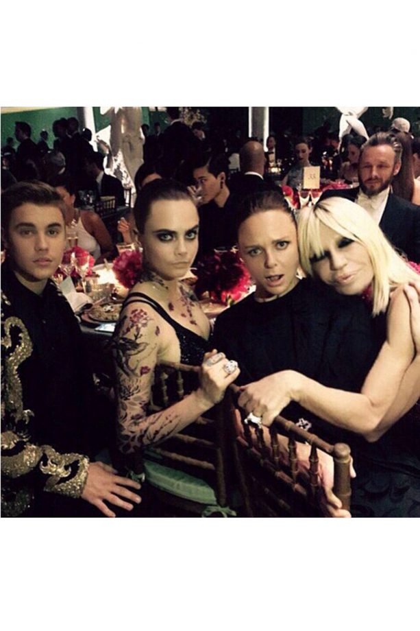 Justin Beiber, Cara Delevingne, Stella McCartney and Donatella Versace in one selfie #epic