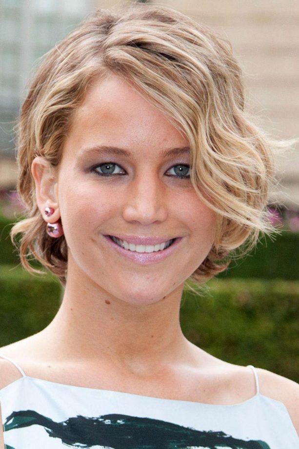 Festival Hairstyle: Jennifer Lawrence Shows Short Hair Has No Limits With Beachy Blonde Waves, 2014