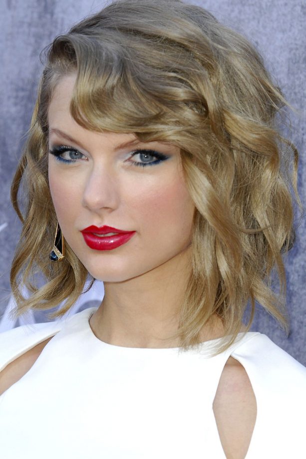 Taylor Swift Rocks A Wavey Bob Hairstyle At The Country Music Awards, 2014