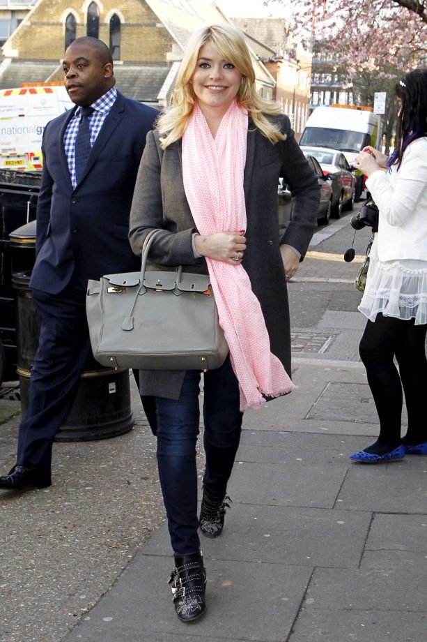Holly Knows How To Accessorise, And We're Loving This Pretty Pink Scarf, 2014