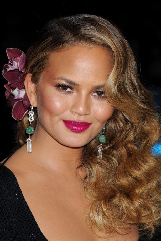 Chrissy Teigen Wears A Curly Side Swept 'Do To The Costume Institute Gala Benefit, 2015