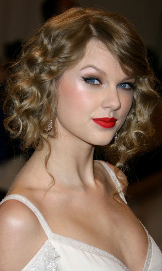 Taylor Swift's Relaxed Curly Updo Looks Gorgeous, 2010