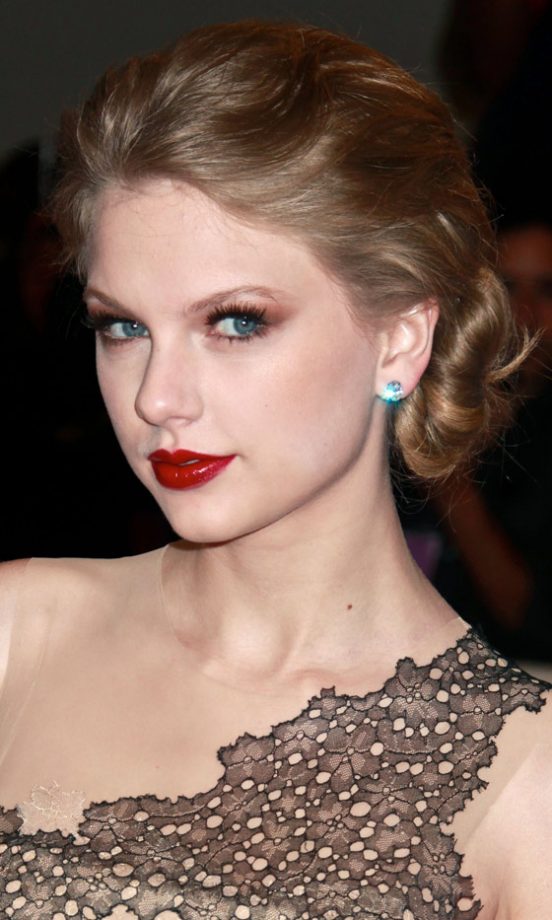 Taylor Swift's Chic Updo Hairstyle, 2011