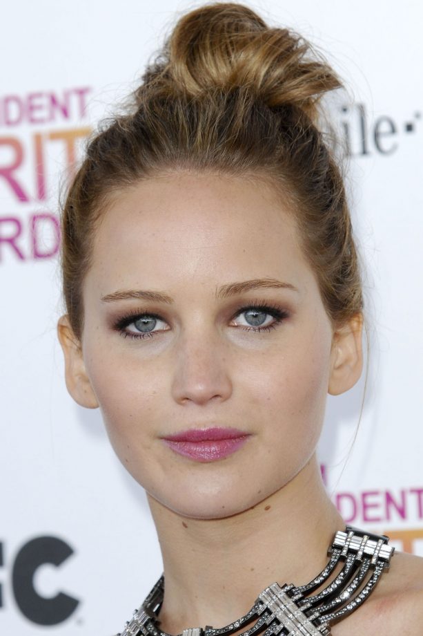Jennifer Lawrence Rocks An Understated Topknot At The Film Independent Spirit Awards, 2013
