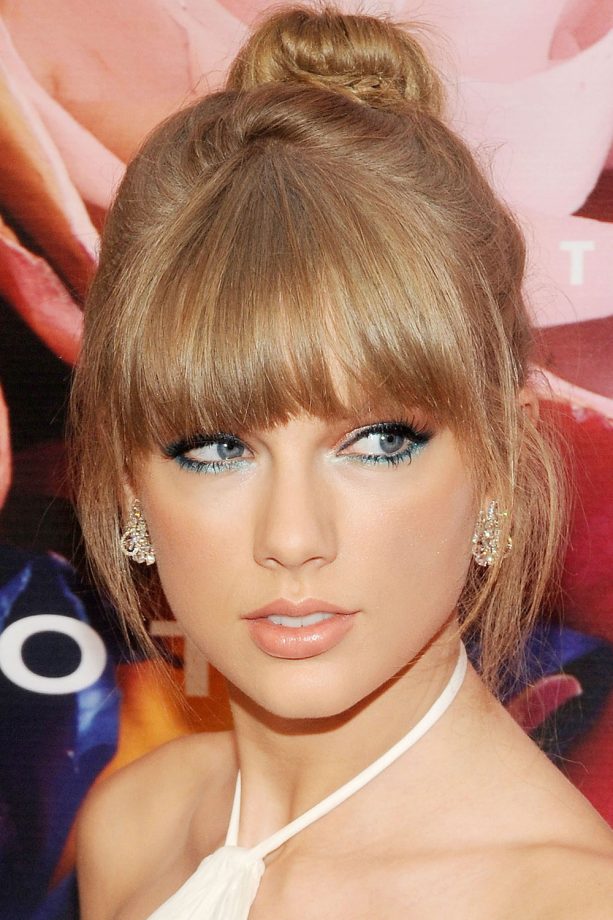 Taylor Swift Teams Her Topknot With Smokey Eyes At The Fragrance Foundation Awards, 2013